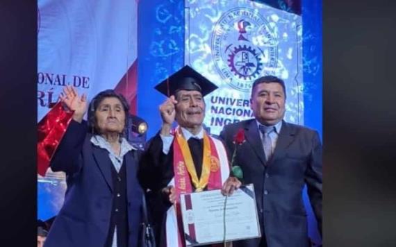 El abuelo se gradúa de una de las universidades más exigentes a los 70 años; gracias a sus padres