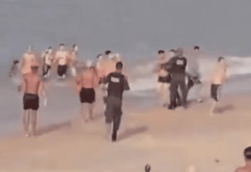 VIDEO: Bañistas frustan huida de ladrón en playa de Brasil