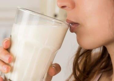 Qué efectos provoca en el cuerpo consumir grandes cantidades de leche diariamente