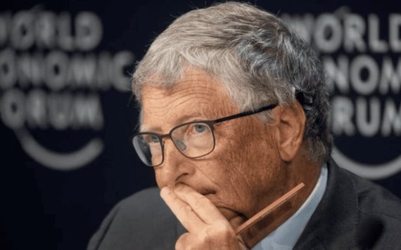 Bill Gates reveló las carreras que conviene para sobrevivir a la ´masacre laboral´ que la IA pronto causará