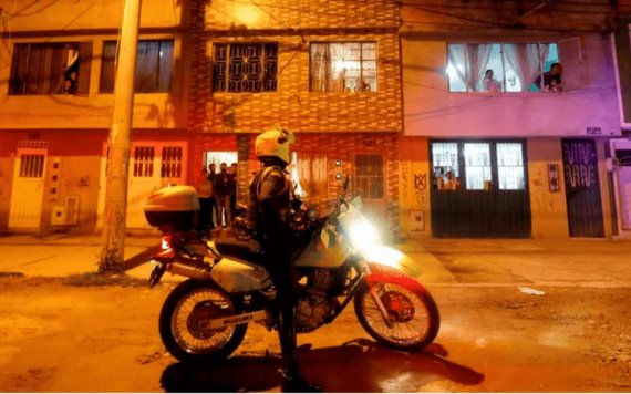 Policía ebrio agredió a vecinos en el sur de Bogotá: se enfureció porque se cayó de la moto y perdió su celular