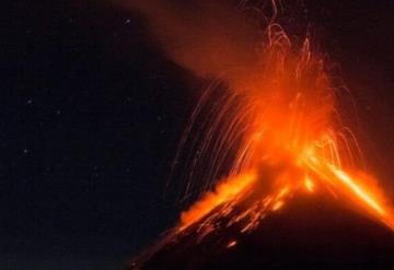 Se registra erupción volcánica en isla de Japón