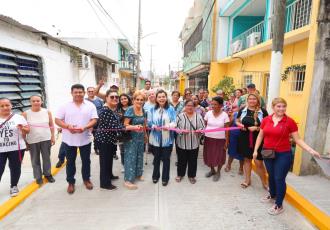 Entrega Centro calle con obra integral de pavimentación y drenaje en Col. Espejo I