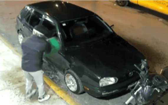 VIDEO: Presunto ex novio incendia carro de una mujer en Estado de México