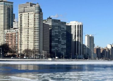 Extremo frío en Chicago deja el Lago Michigan congelado