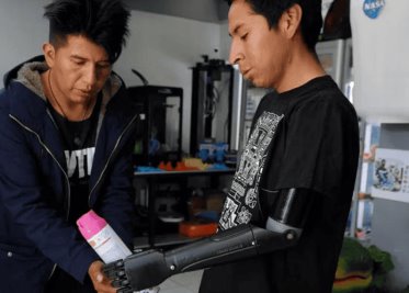 Boliviano crea prótesis 3D para ayudar a las personas
