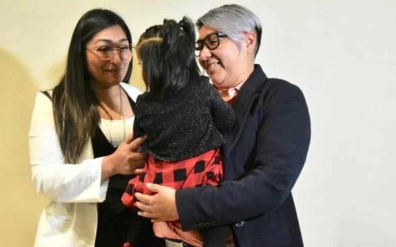 Pareja de mujeres consigue la primera adopción legal homoparental en Edomex