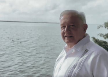 VIDEO: AMLO visitó la laguna de los siete colores en Quintana Roo