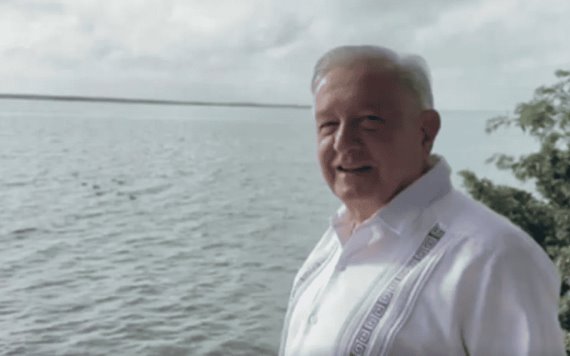 VIDEO: AMLO visitó la laguna de los siete colores en Quintana Roo