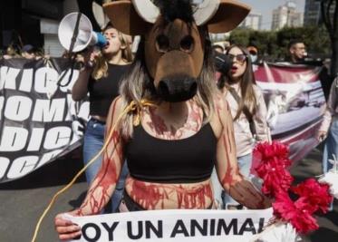 Activistas protestan por reanudación de corridas de toros en CDMX