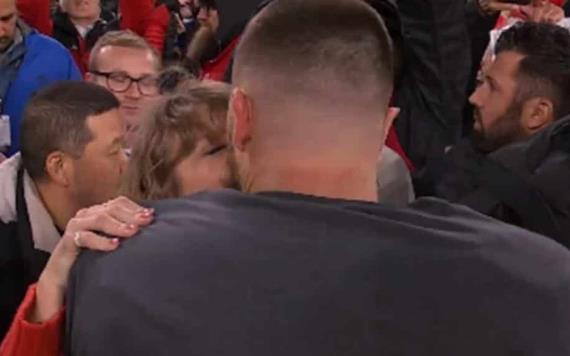 El emotivo beso de Taylor Swift y Travis Kelce para festejar el pase de los Chiefs al Super Bowl