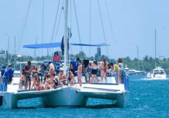 Barco turístico se hundió en Isla Mujeres; reportan fallecidos y desaparecidos