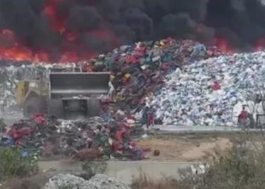 Incendio consume empresa de reciclaje de plásticos en Chalco
