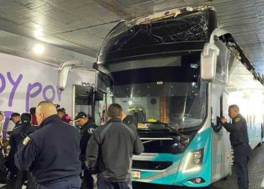 Accidente en CDMX: Autobús con turistas se atora bajo puente en la Del Valle; hay 14 lesionados