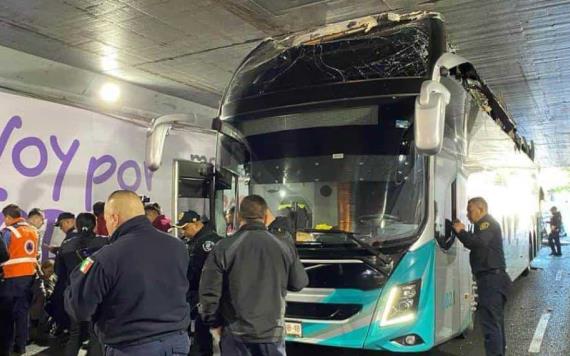 Accidente en CDMX: Autobús con turistas se atora bajo puente en la Del Valle; hay 14 lesionados