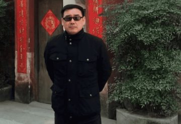 China condena a la pena de muerte suspendida a un escritor y activista chino-australiano