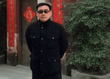China condena a la pena de muerte suspendida a un escritor y activista chino-australiano