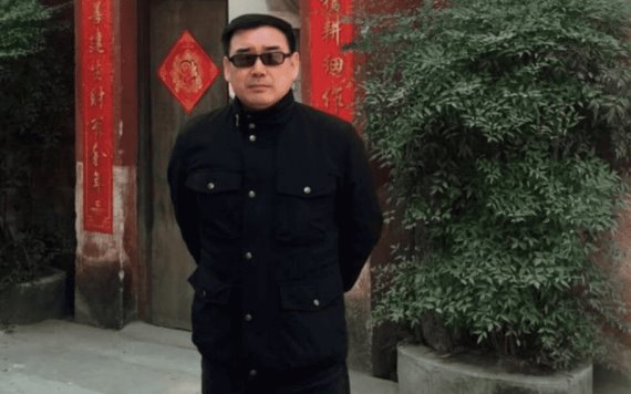 China condena a la pena de muerte suspendida a un escritor y activista chino-australiano