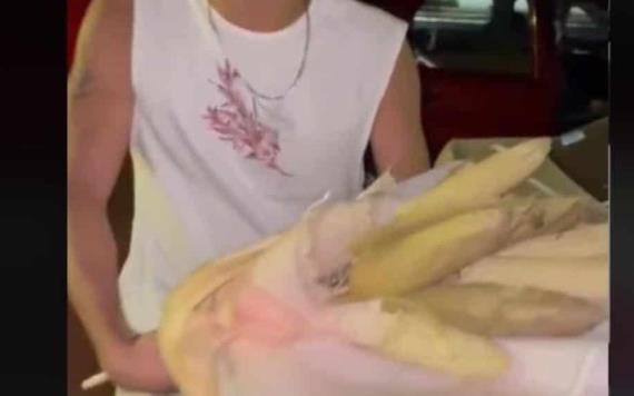 Joven regala ramo de elotes a su mejor amiga y se hace viral