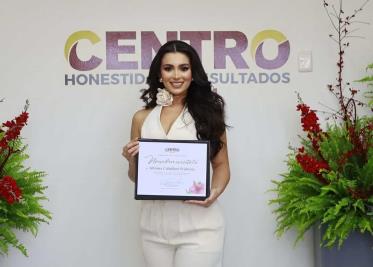 Recibe Adriana Caballero Fridstein su registro para representar a Centro en la Feria 2024