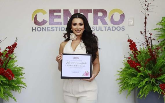 Recibe Adriana Caballero Fridstein su registro para representar a Centro en la Feria 2024