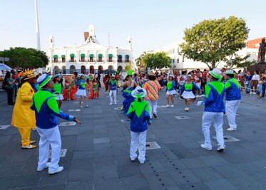 Vistosas y vigorosas comparsas del Carnaval en Villahermosa Nuestra Memoria !2024! deleitan a familias y visitantes