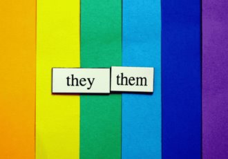 Despiden a mujer de la tercera edad por no entender los pronombres inclusivos
