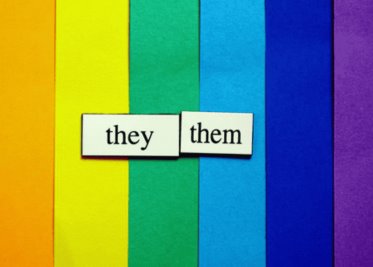 Despiden a mujer de la tercera edad por no entender los pronombres inclusivos