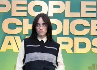 Captan a Billie Eilish molesta en los Peoples Choice Awards... ¿por tiktokers?; uno responde