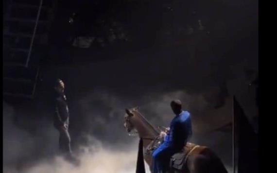 Bad Bunny llega a concierto en caballo y cumple su sueño; redes lo critican