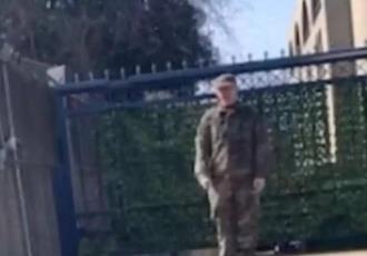 Se incendia soldado frente a embajada de Israel en EU; Palestina libre, gritó 