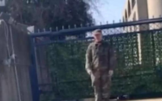 Se incendia soldado frente a embajada de Israel en EU; Palestina libre, gritó 