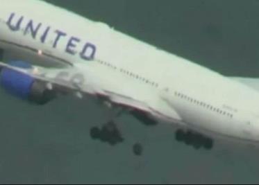 Boeing 777 pierde una llanta durante su despegue y aterriza de emergencia en Los Ángeles
