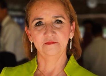 Entregan reconocimiento por su trayectoria a la destacada abogada Magdalena Guzmán León