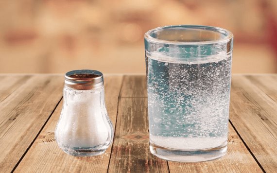 ¿Para qué sirve tomar agua mineral con sal?