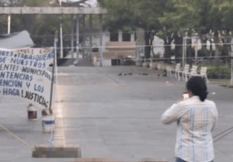 Matan y cocinan un cerdo en Plaza de Armas durante huelga