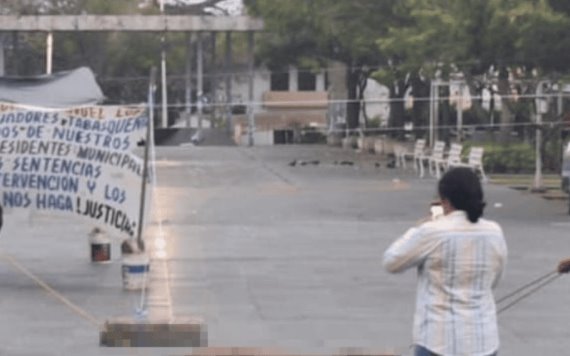 Matan y cocinan un cerdo en Plaza de Armas durante huelga