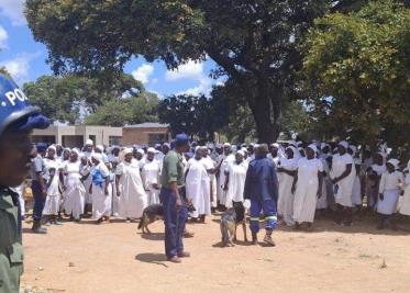 Rescatan a 250 niños forzados a trabajar en una secta cristiana en Zimbabue