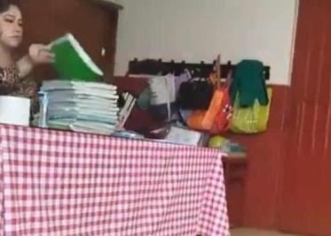 Exhiben en video a maestra tirando cuadernos de sus alumnos al piso