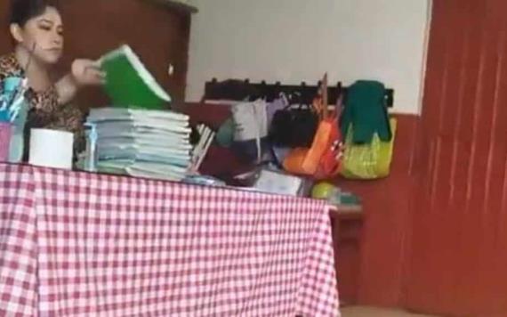 Exhiben en video a maestra tirando cuadernos de sus alumnos al piso