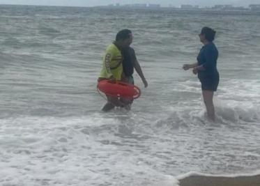 Rescatan a dos menores que eran arrastrados por la corriente en Puerto Vallarta