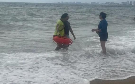 Rescatan a dos menores que eran arrastrados por la corriente en Puerto Vallarta