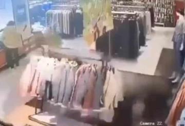 Se desploma piso de tienda de ropa en China