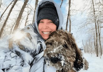 Encuentran su cuerpo abrazando a su perro tras acto de valentía en Alaska