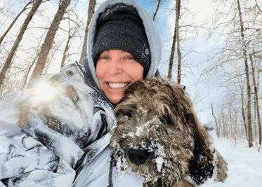 Encuentran su cuerpo abrazando a su perro tras acto de valentía en Alaska