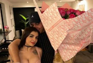 ¿La conquistó? Karely Ruiz es sorprendida por youtuber con ramo de flores buchón