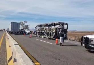 Chofer se queda dormido y provoca accidente en Sinaloa; hay 4 muertos y 5 heridos