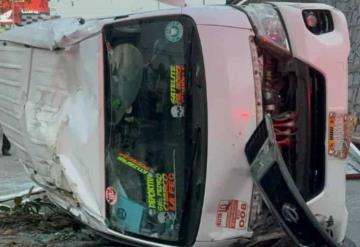 Combi cae sobre camioneta en CDMX