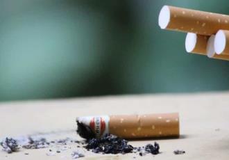 Reino Unido prohibiría a menores de 15 años comprar cigarros por el resto de sus vidas