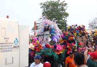 Se desata jolgorio en El Edén, durante tradicional Desfile de Carros Alegóricos